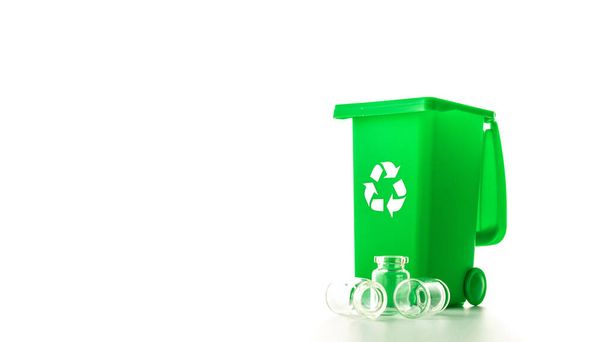 Des bacs de recyclage. Poubelle verte pour recycler le verre peut poubelle isolée sur fond blanc. Conteneur pour l'élimination des déchets et la sauvegarde de l'environnement - Photo, image