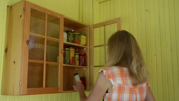 Menina em conserva prateleira de alimentos
 - Filmagem, Vídeo