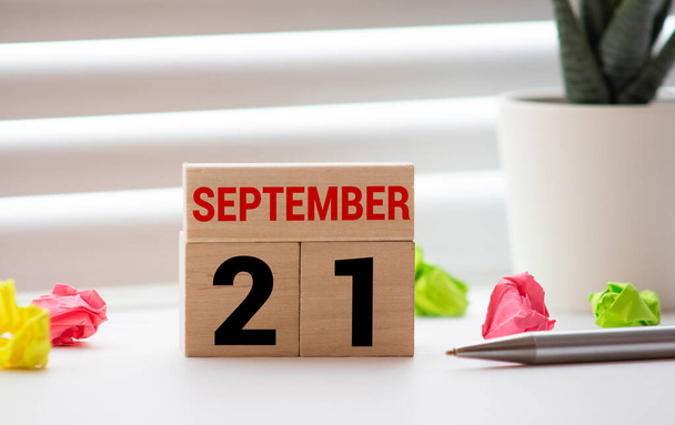 Calendario Perpetuo de Madera fijado para el 21 de septiembre. - Foto, Imagen