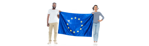 pełny widok długości szczęśliwy afrykański para stoi z flagą Unii Europejskiej na białym, sztandar - Zdjęcie, obraz