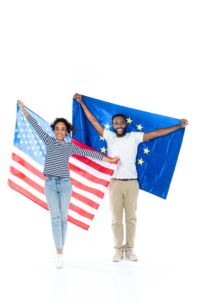 vrolijk Afrikaans amerikaans paar holding usa en europees Unie vlaggen op wit - Foto, afbeelding
