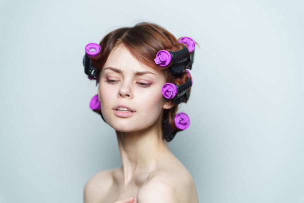 vítr kadeře vlasů fialové natáčky na hlavě rusovlasé ženy - Fotografie, Obrázek