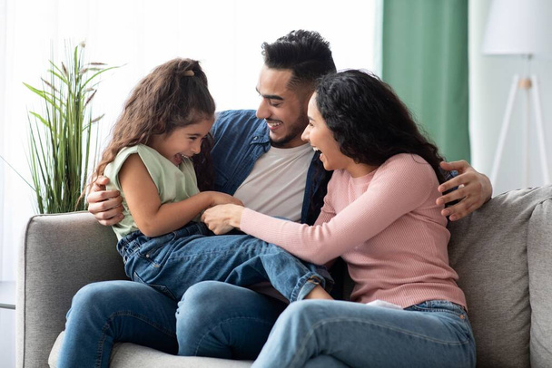 Famille arabe joyeuse de trois s'amuser à la maison, rire ensemble - Photo, image