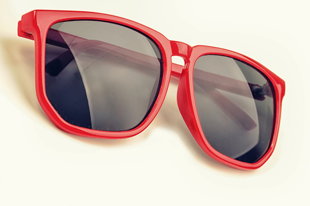 Óculos de sol vermelhos
 - Foto, Imagem