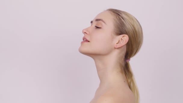Sensuele jonge vrouw met blote schouder na douche - Video