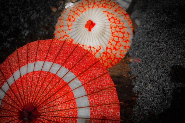 Immagine di un ombrello rosso - Bangasa - Foto, immagini