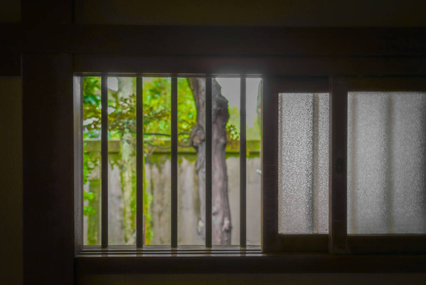 Τοπίο ορατό από την άκρη του ιαπωνικού σπιτιού - Φωτογραφία, εικόνα