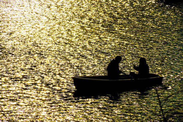 Riflessione della serata e la silhouette della barca a remi - Foto, immagini