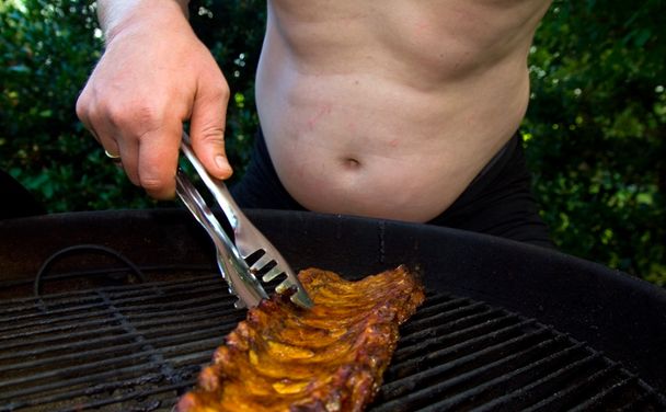 Grasso uomo con grande pancia cremagliera di cottura di costole sul barbecue. stile di vita malsano e corpo in sovrappeso
 - Foto, immagini