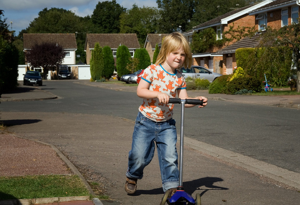 Criança scooter jogando
 - Foto, Imagem
