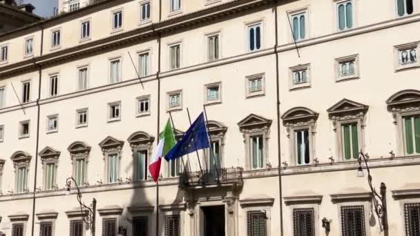 Фасад Палаццо Киджи в Риме, резиденция премьер-министра и правительства Италии. Итальянские и европейские флаги на балконе фасада. На улице в солнечный день. Политика и демократия  - Кадры, видео