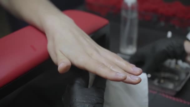 częściowy widok manikiurzysta natrysk lakier do paznokci suszarka - Materiał filmowy, wideo
