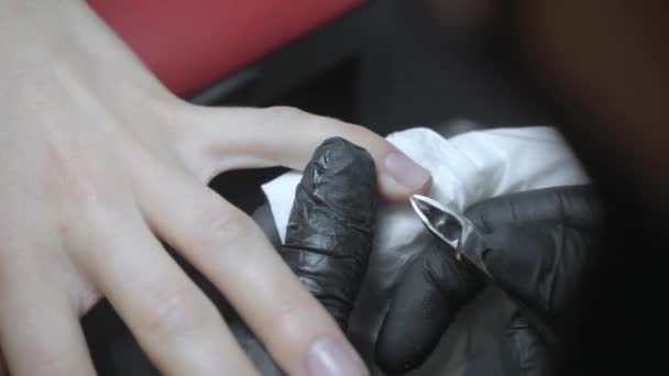 abgeschnittene Ansicht einer Kosmetikerin, die Nagelhaut mit Nagelhautzange trimmt  - Filmmaterial, Video