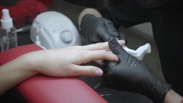vista ritagliata di manicure utilizzando pinza cuticola sulle dita del cliente - Filmati, video