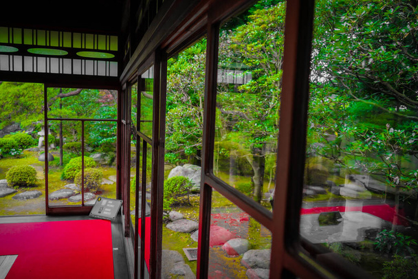 日本家屋の端から見える風景 - 写真・画像