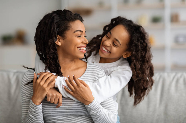 Vidám afro-amerikai anya és lánya jól érzik magukat otthon - Fotó, kép