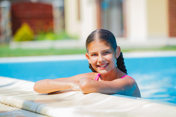 Girl in pool - Foto, immagini