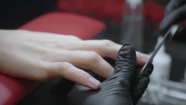 částečný pohled na manikúru pilování nehtů klienta  - Záběry, video