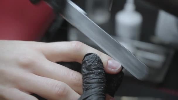 primer plano vista de la manicura limado clavo del cliente  - Metraje, vídeo