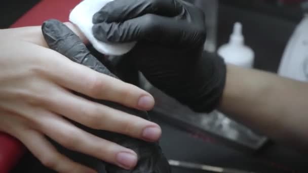 обрезанный вид женщины, получающей маникюр в салоне ногтей  - Кадры, видео
