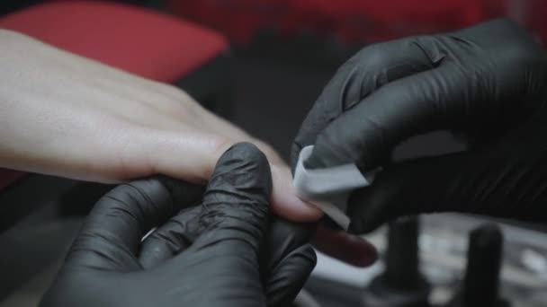 ostříhaný pohled na manikúru pilování nehtů ženy v nehtovém salonu  - Záběry, video