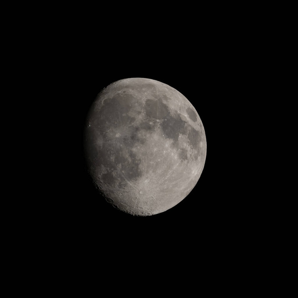 Waning gibbous Moon в березні 2020 року показує кратери, Тихо, Аристарх і Коперник.. - Фото, зображення