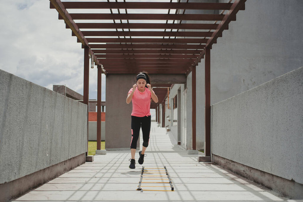 jovem mulher fitness se exercitando em casa - Foto, Imagem