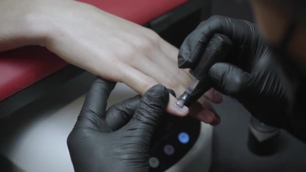 μερική άποψη του αισθητικού εφαρμογή βερνίκι νυχιών στο δάχτυλο της γυναίκας - Πλάνα, βίντεο