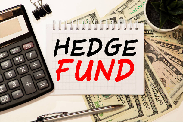 Słowa fundusz hedgingowy zapisany na książce. Koncepcja przedsiębiorstwa - Zdjęcie, obraz