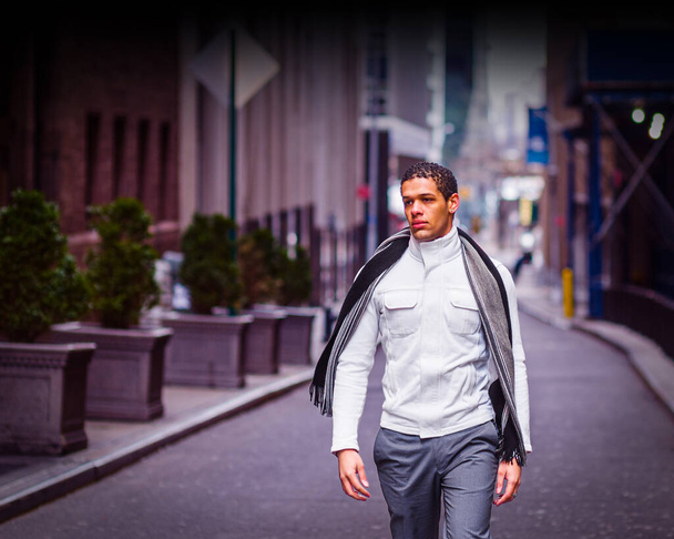 Come il vento, un bel giovanotto cammina fiducioso sulla vecchia strada di New York. Una bella fotografia stile di vita arte - Foto, immagini