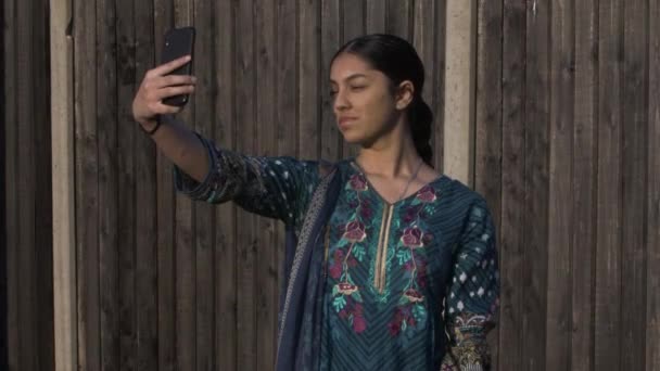 Этнические меньшинства Женщины-подростки в зеленом Shalwar Kameez Принимая селфи на мобильный телефон. Потерянные - Кадры, видео