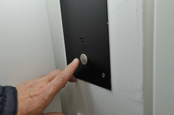 een deurbel voor het luiden en signaleren van iemand is aan de deur - Foto, afbeelding