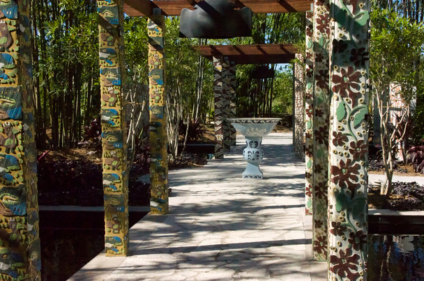Ornate pillars in tropical garden - Фото, зображення
