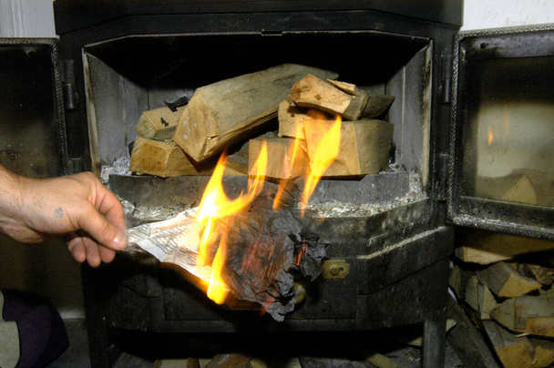 chauffage d'un poêle carrelé, chauffage d'une pièce avec du bois - Photo, image