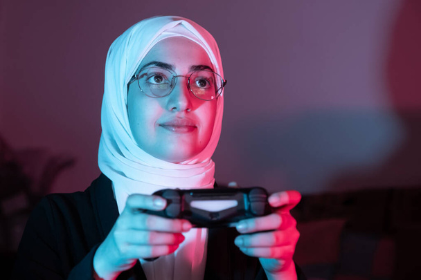 arab muszlim lány játszik konzol játékok - Fotó, kép