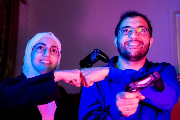 arab muszlim testvér játszik együtt konzol játékok - Fotó, kép