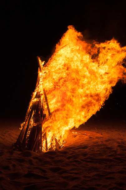Pyre ardiendo en la playa
 - Foto, imagen