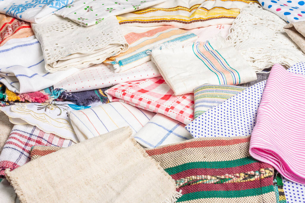 Collectie van vintage textiel. Diverse verschillende zakdoeken van verschillende soorten stof. Kunst en ambacht conceptie, plaats voor tekst - Foto, afbeelding