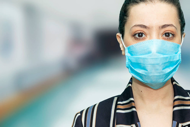 Młoda piękna kobieta w masce ochronnej w zapobieganiu epidemii koronawirusów - Zdjęcie, obraz