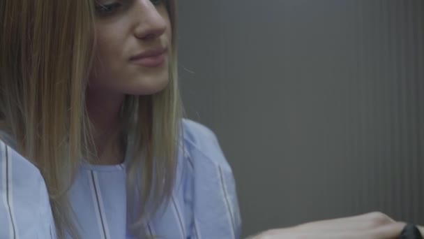 Blonde Kundin erhält Maniküre im Nagelstudio  - Filmmaterial, Video