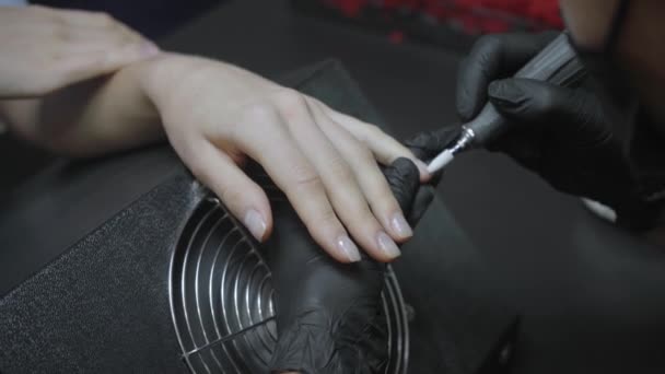 bijgesneden weergave van manicure polijsten nagels van de klant - Video
