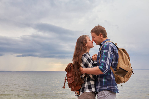 Пара закоханих в поцілунки в природних подорожах по Гаваях. Молоді туристи щасливі разом. Інтеррасовий портрет закоханих у відпустці. - Фото, зображення