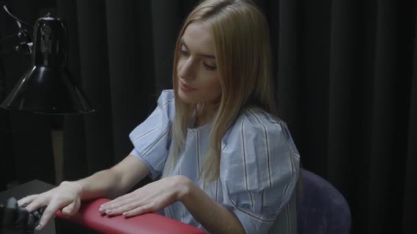 Blondine bekommt Maniküre im Nagelstudio  - Filmmaterial, Video