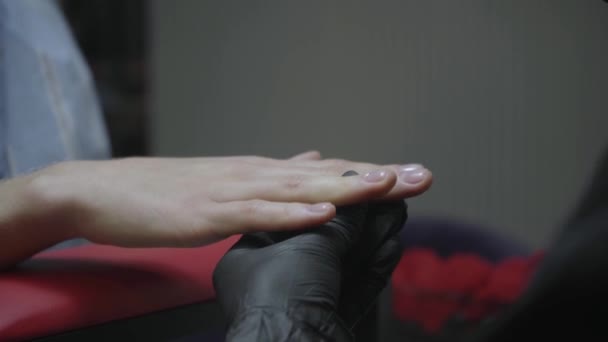 částečný pohled kosmetika nanášení lak na nehty na prsty ženy - Záběry, video