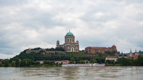 Näkymä Esztergomin katedraaliin Tonavan toiselta puolelta kesällä - Valokuva, kuva