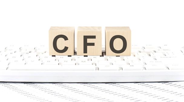 CFO Chief Financial Officer λέξη ξύλινο μπλοκ στο φόντο πληκτρολόγιο witn διάγραμμα - Φωτογραφία, εικόνα