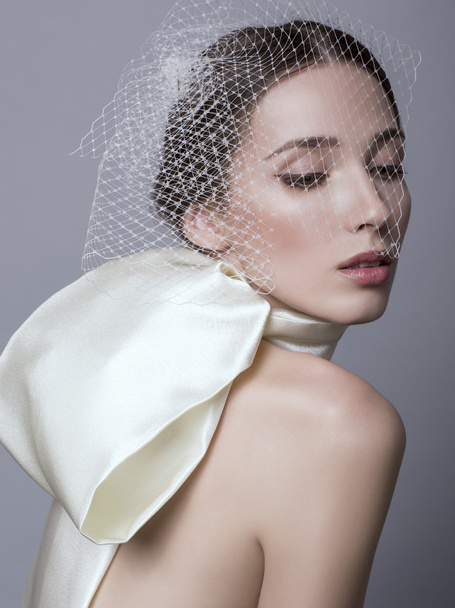 beautiful young woman with dark hair with veil on the face - Foto, afbeelding