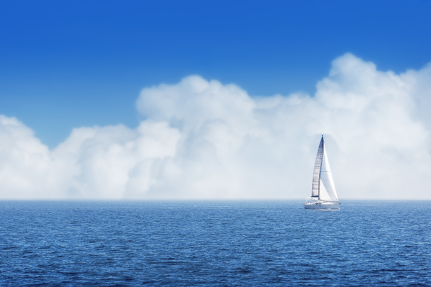 Jachty żaglowe z białymi żaglami i zachmurzone niebo - Zdjęcie, obraz