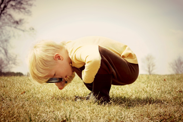 молодий дитини, переглядаючи збільшувальне скло - Фото, зображення