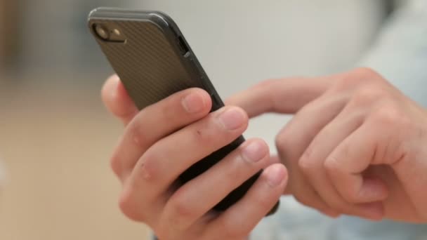 Περιήγηση χεριών στο Smartphone, Close Up - Πλάνα, βίντεο